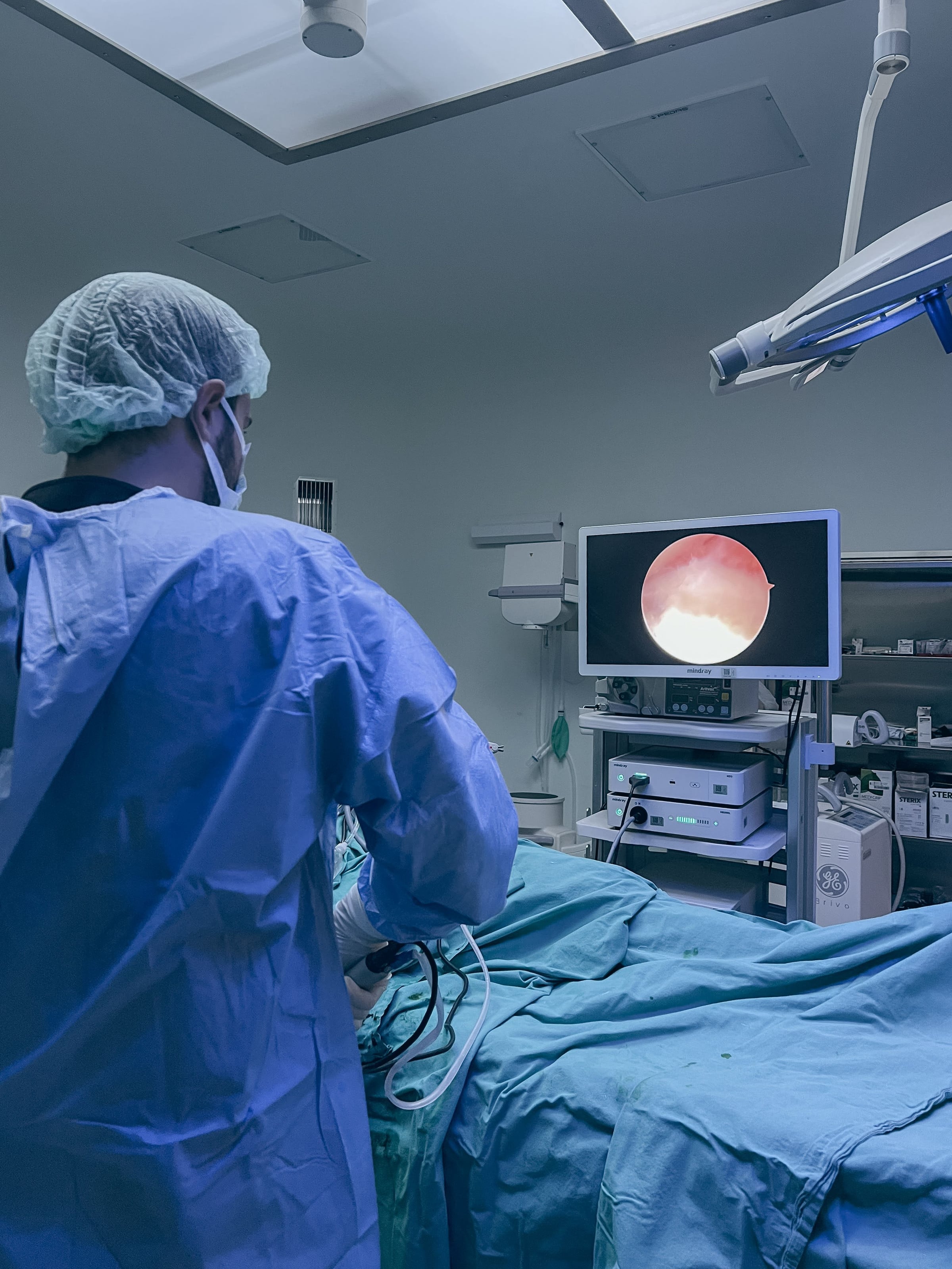 Especialista con ropa quirúrgica frente al monitor durante una endoscopia