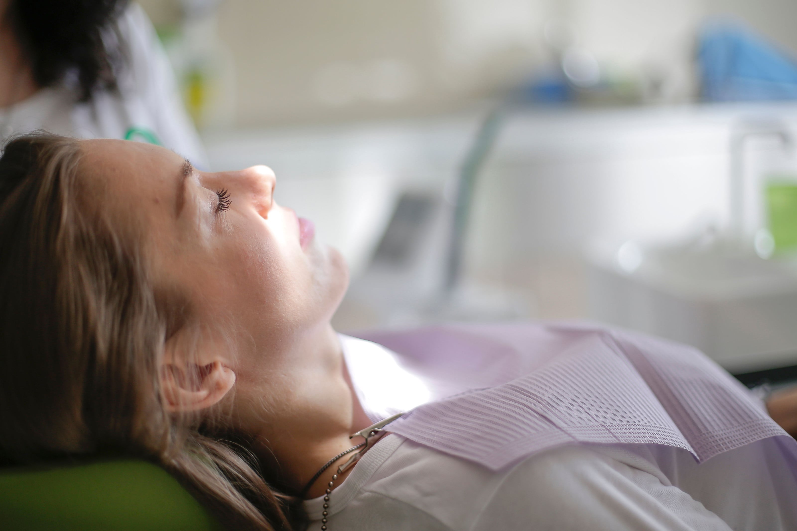 Paciente recostada en la silla odontológica