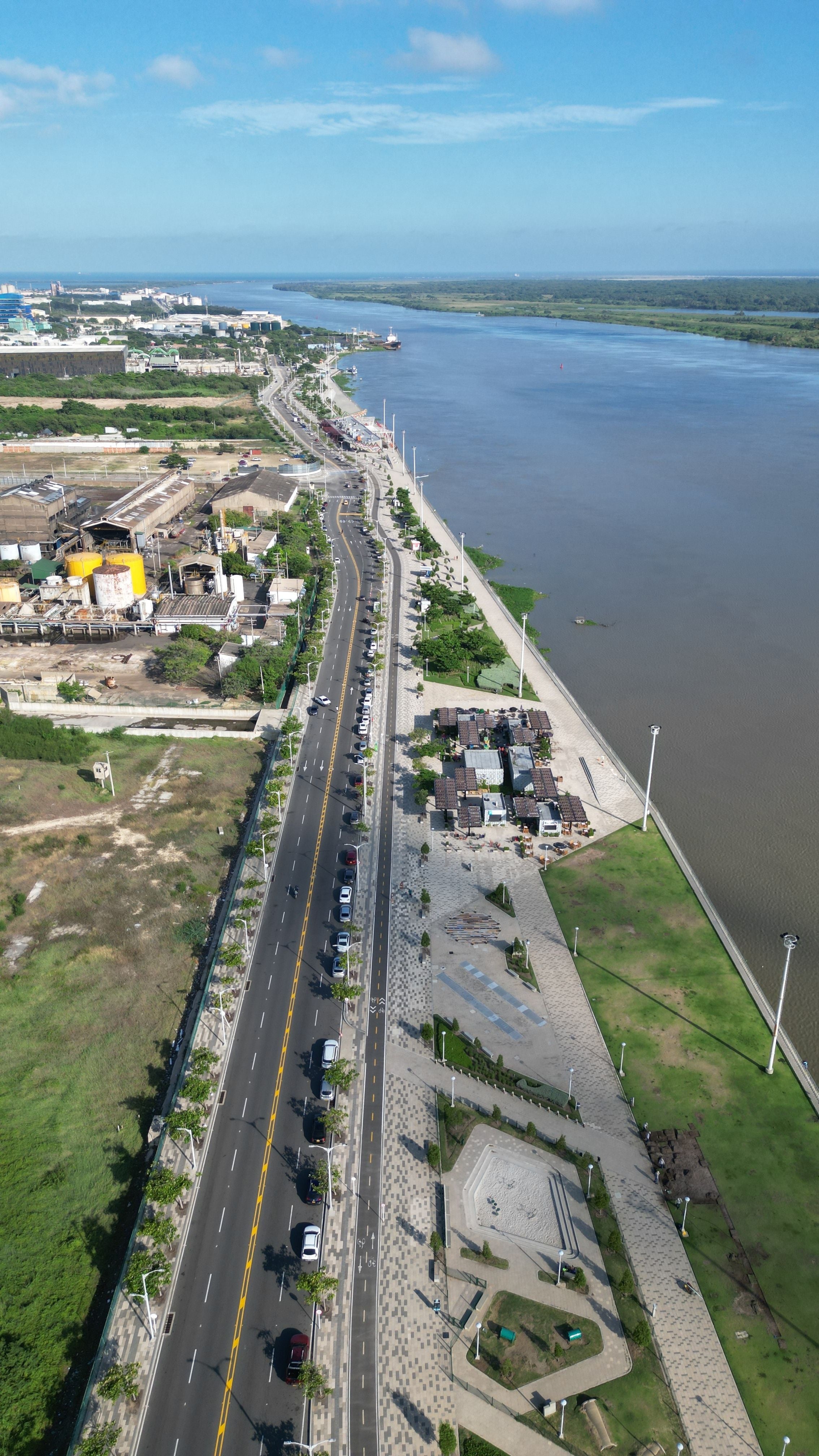 Vista aérea del río Magdalena y la avenida del Río en Barranquilla